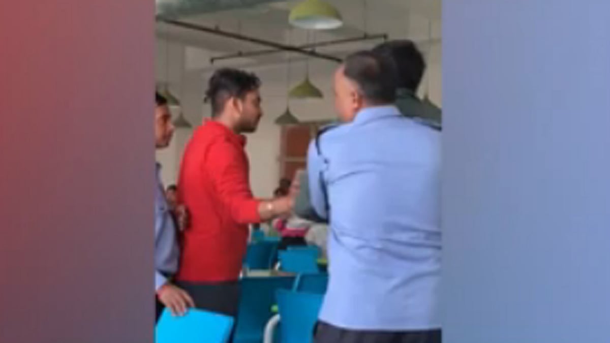 دہلی کی ساؤتھ ایشین یونیورسٹی میں ہنگامہ، نان ویج کھانے کو لے کر طلبا کے دو گروپ میں تنازعہ
