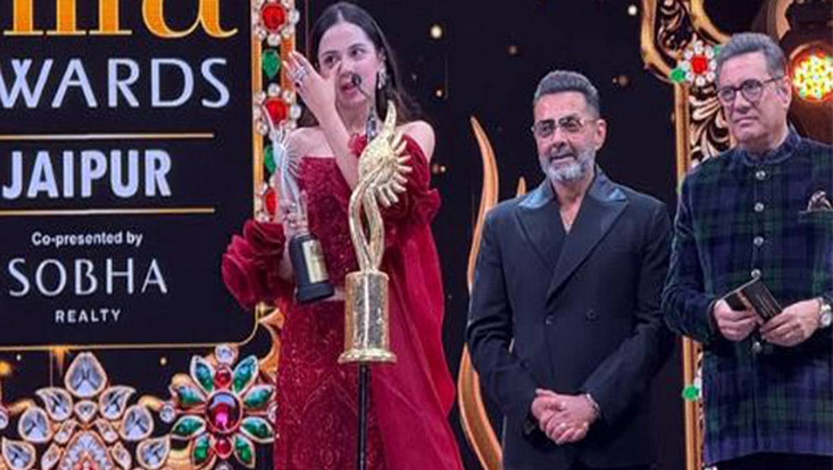 'آئیفا' میں 'لاپتہ لیڈیز' کی نتانشی گوئل کا جلوہ، 17 سال کی عمر میں ملا بہترین اداکارہ کا ایوارڈ