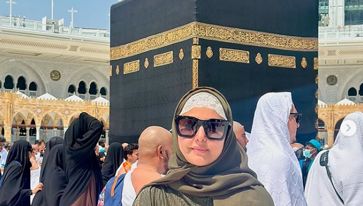 حنا خان نے عمرہ کی سعادت حاصل کر لی، مکمل شفا عطا کرنے کی اللہ سے دعا مانگی