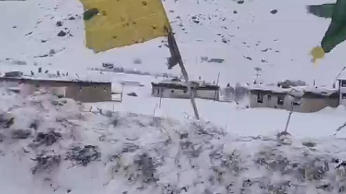 ہماچل پردیش میں بارش اور شدید برفباری کا سلسلہ جاری، کئی سڑکوں پر آمد ورفت متاثر