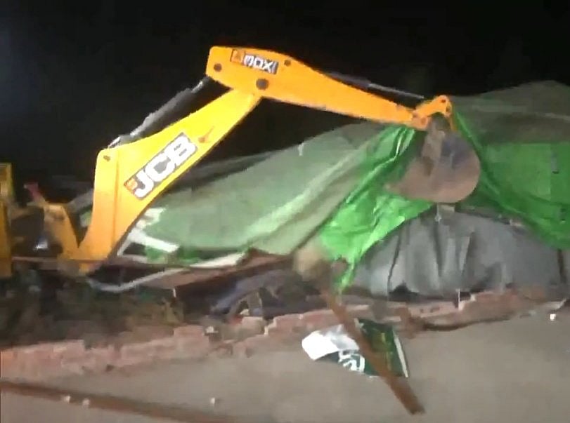 شمبھو-کھنوری بارڈر سے پولیس نے مظاہرین کسانوں کو ہٹایا، بسیروں پر چلا بلڈوزر، انٹرنیٹ بند، کانگریس حملہ آور