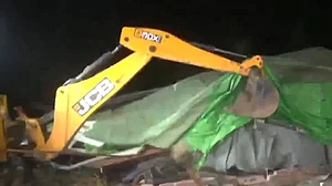 شمبھو-کھنوری بارڈر سے پولیس نے مظاہرین کسانوں کو ہٹایا، بسیروں پر چلا بلڈوزر، انٹرنیٹ بند، کانگریس حملہ آور