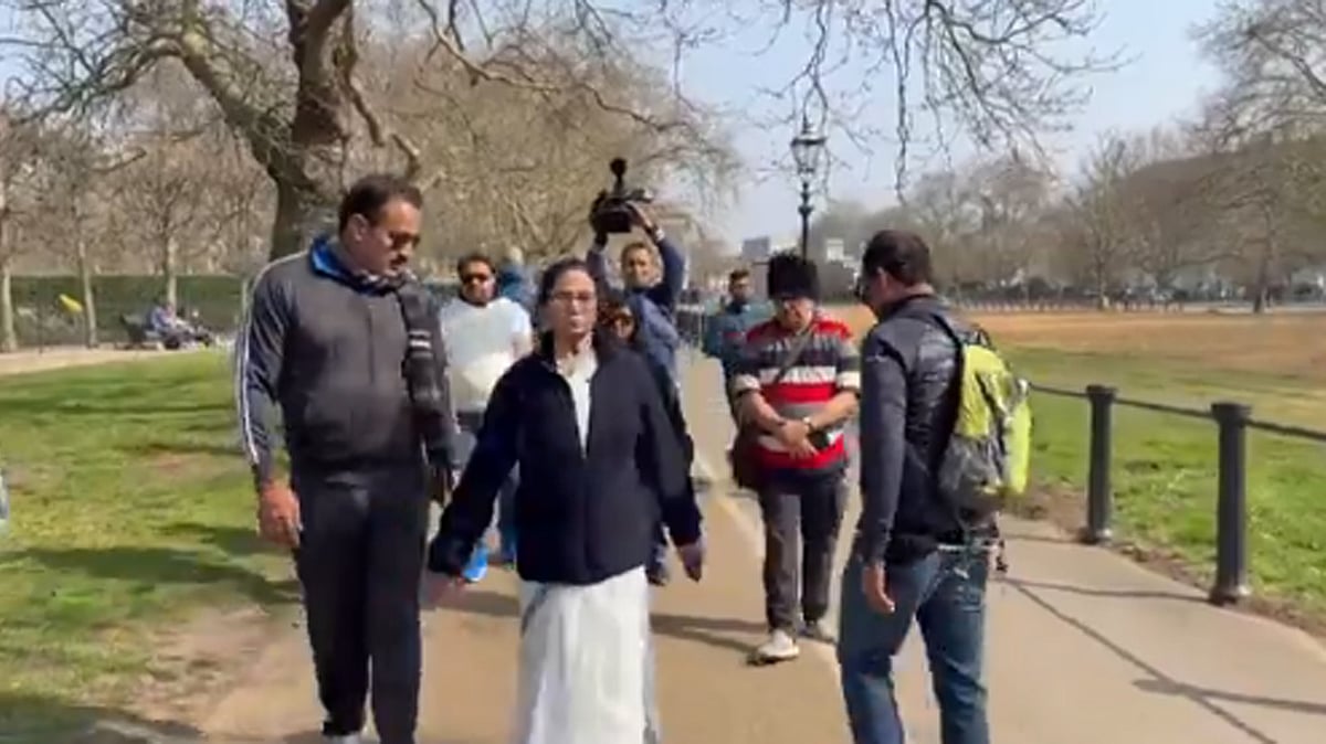 لندن کی سڑکوں پر ممتا بنرجی کا انوکھا انداز، سفید ساڑی اور چپل پہن کر جاگنگ کرتی نظر آئیں