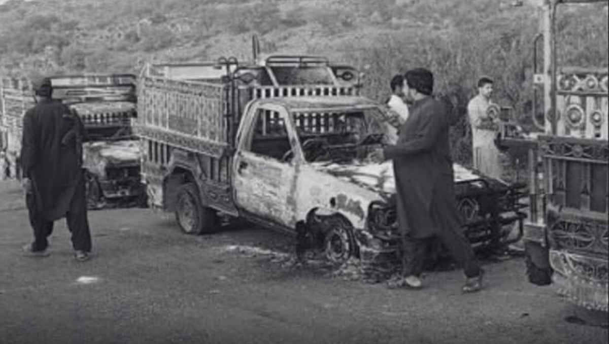 بلوچستان: باغیوں کا گوادر پورٹ پر حملہ، کئی گاڑیوں میں لگائی آگ، 5 افراد کا قتل
