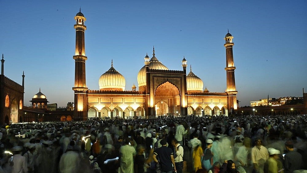 دہلی کی تاریخی جامع مسجد میں ماہِ رمضان کے آخری جمعہ کو بوقت افطار روح پرور نظارہ، دیکھیں تصویری جھلکیاں