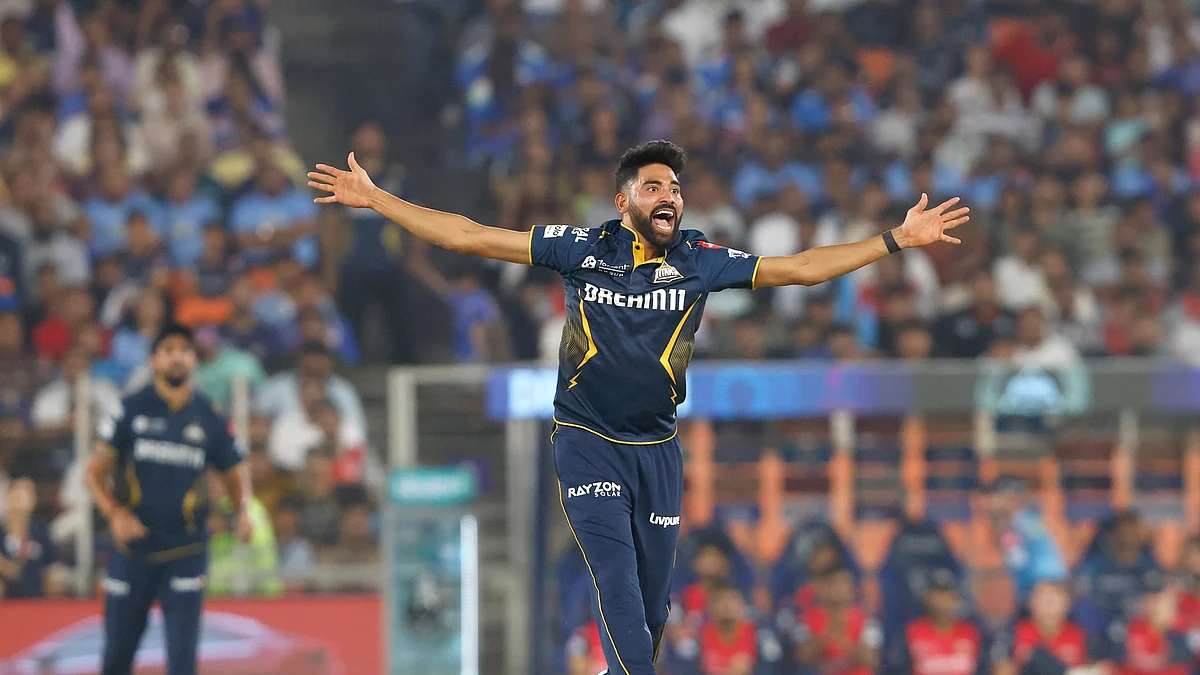 <div class="paragraphs"><p>گجرات کے گیندباز محمد سراج وکٹ لینے کے بعد جشن مناتے ہوئے، تصویر @IPL</p></div>