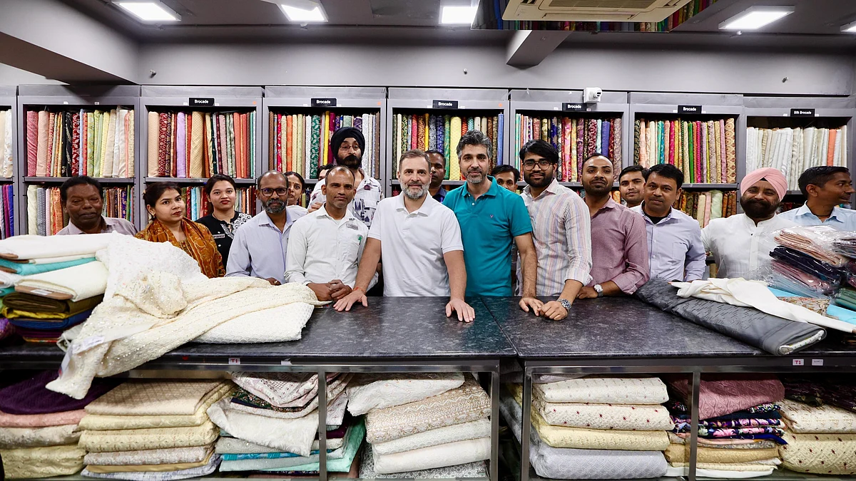 <div class="paragraphs"><p>راہل گاندھی ٹیکسٹائل مزدوروں کے ساتھ، تصویر @INCIndia</p></div>
