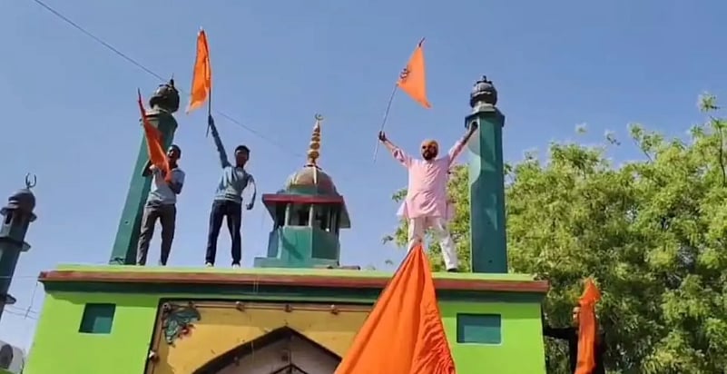 رام نومی کے دن غازی میاں درگاہ کی چھت پر لہرایا گیا تھا زعفرانی پرچم، پولیس اہلکاروں کے خلاف کارروائی کا فیصلہ