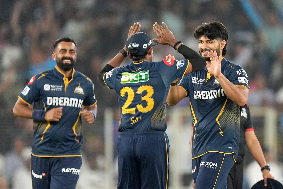 <div class="paragraphs"><p>گجرات کے کھلاڑی وکٹ گرنے کے بعد جشن مناتے ہوئے، تصویر @IPL</p></div>