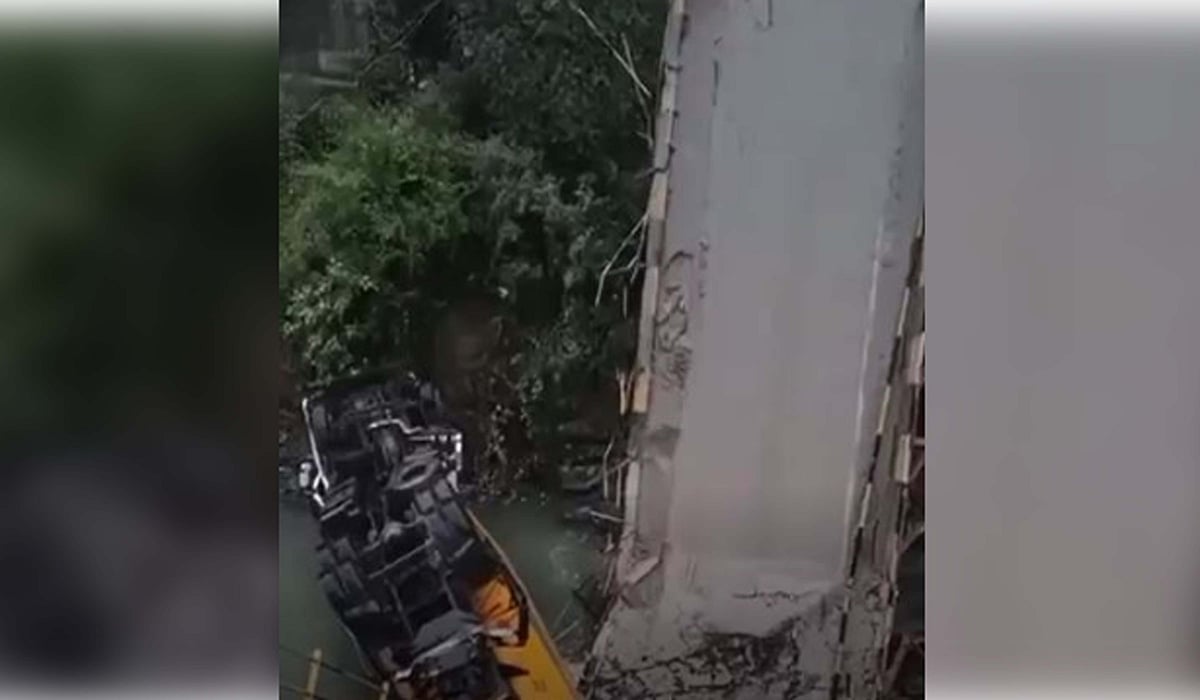 ہماچل: سیمنٹ سے لدا ٹرک پل سمیت دریا میں جا گرا، سیاحوں کی آمد کے بیچ کلو میں قومی شاہراہ بند