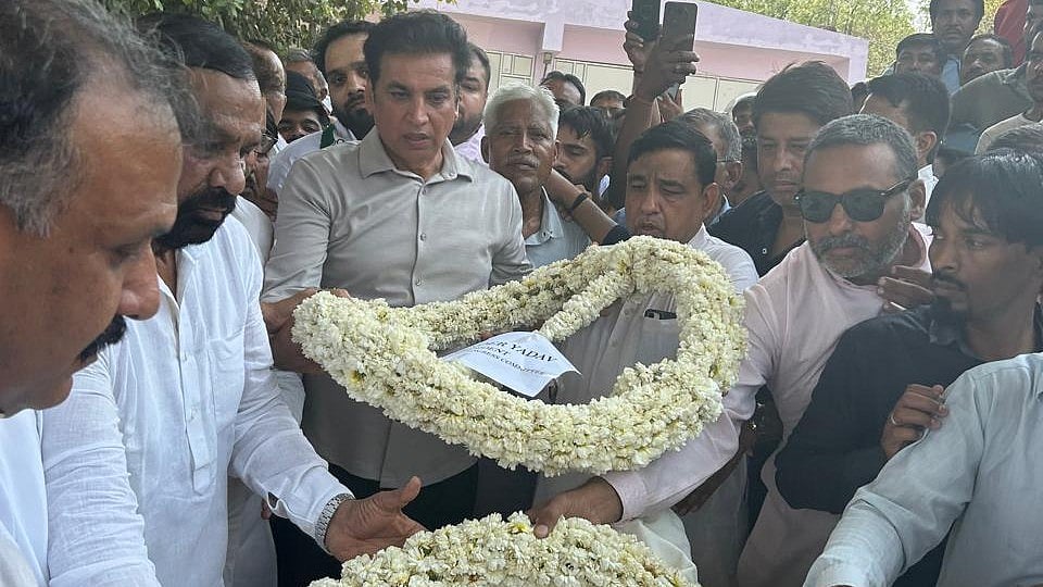 <div class="paragraphs"><p>جئے کشن کے جسد خاکی پر پھولوں کی ریتھ پیش کرتے ہوئے دیویندر یادو</p></div>