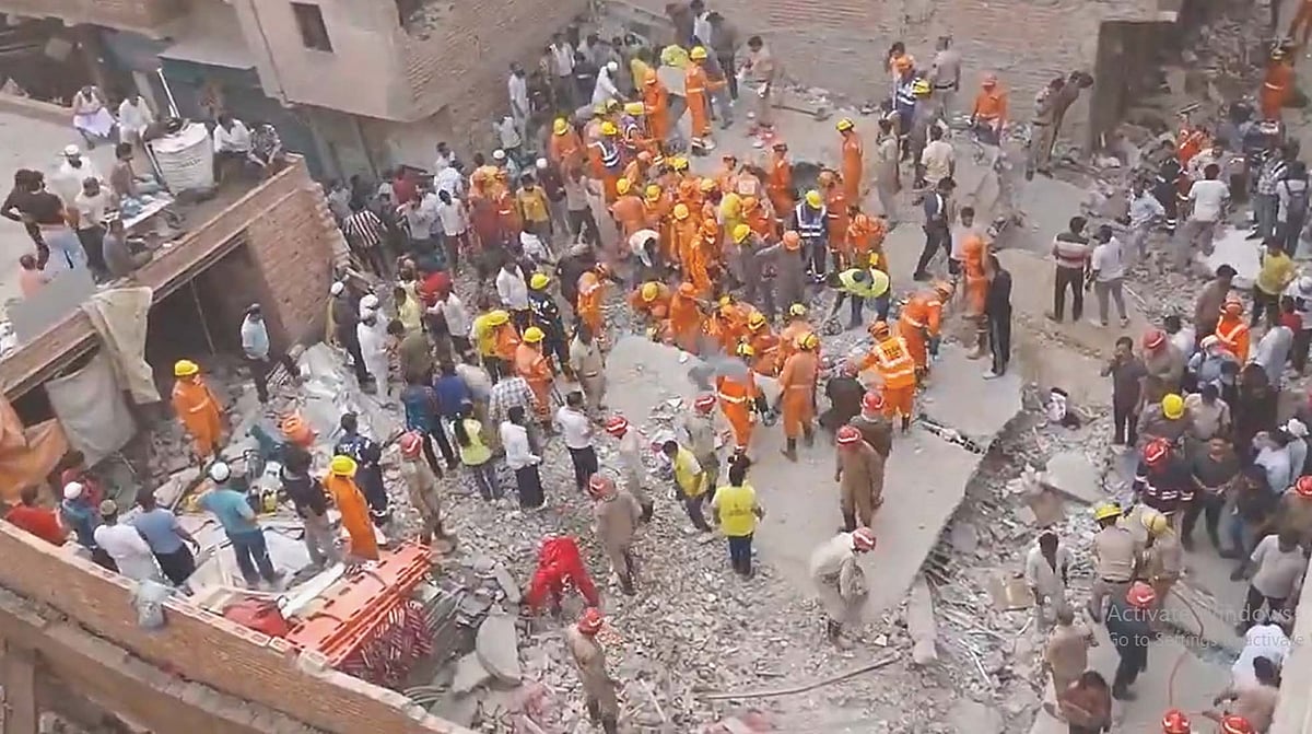 مصطفیٰ آباد میں چار منزلہ عمارت منہدم، 4 جاں بحق، 20 سے زائد کے دبنے کا اندیشہ