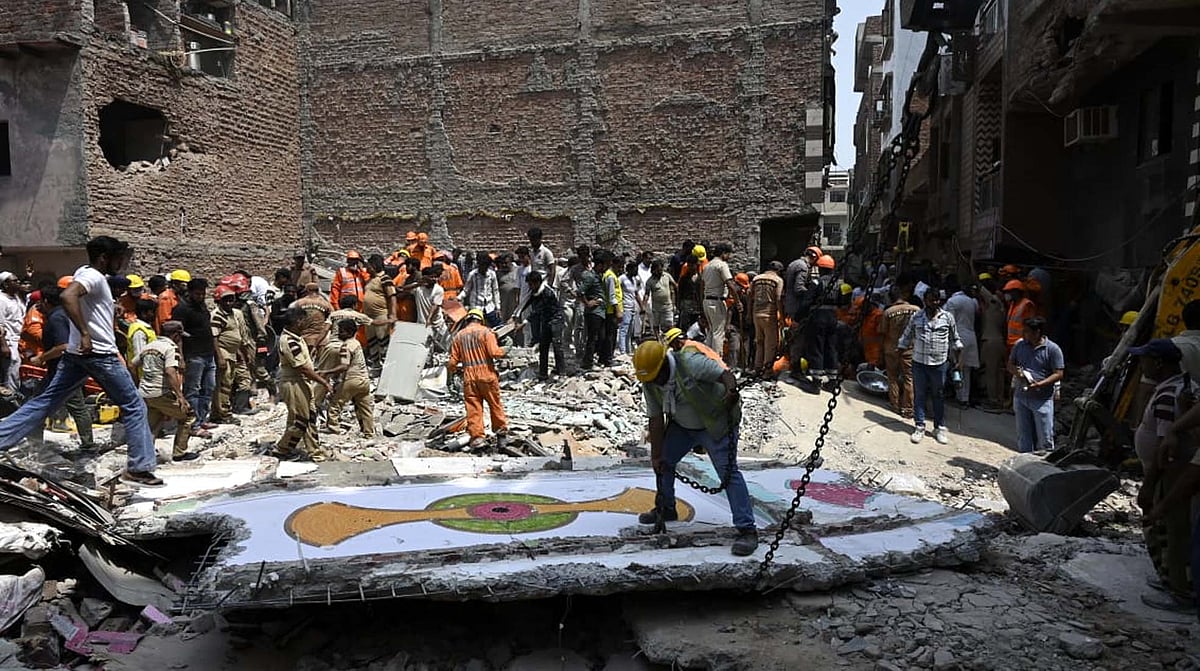 مصطفیٰ آباد حادثہ: دیویندر یادو نے بی جے پی و عآپ کو قرار دیا ذمہ دار، متاثرین کو 10-10 لاکھ دینے کا مطالبہ