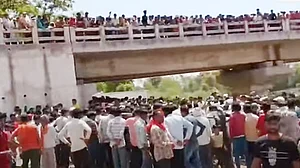 مدھیہ پردیش کے دموہ میں المناک حادثہ، پُل سے نیچے گری بولیرو، 5 خواتین سمیت 8 ہلاک، کئی زخمی