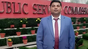 پنکچر بنانے والے کے بیٹے کی محنت کا ثمر، اقبال احمد نے یو پی ایس سی میں حاصل کی کامیابی