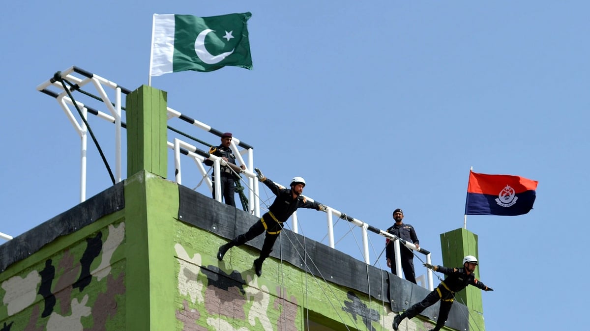 پاکستان: عید الاضحیٰ کی خوشی ماتم میں تبدیل، بلوچ لبریشن آرمی کے متعدد حملوں میں 12 فوجی جاں بحق 