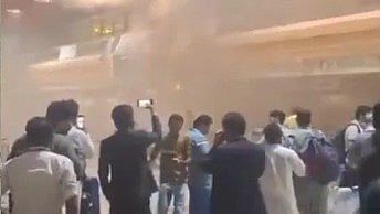 <div class="paragraphs"><p>لاہور ایئرپورٹ پر لگی آگ لگنے کے بعد افرا تفری کا عالم، ویڈیو گریب</p></div>