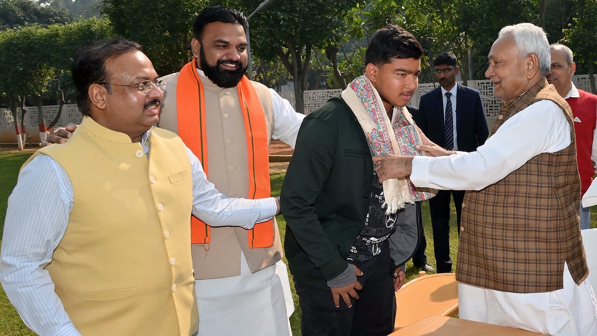 <div class="paragraphs"><p>نتیش کمار کی ویبھو سوریہ ونشی سے ملاقات کی پرانی تصویر۔ بشکریہ&nbsp;@NitishKumar</p></div>