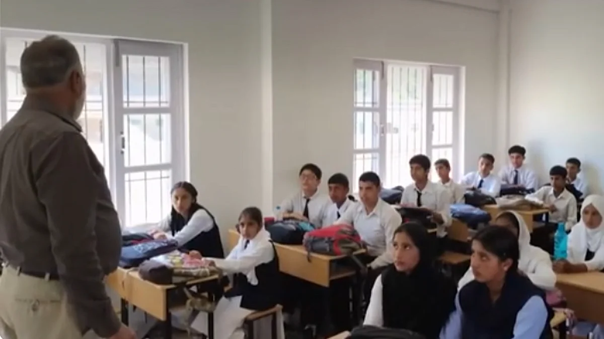 <div class="paragraphs"><p>بچوں کو تحفظ سے متعلق ضروری ہدایتیں دیتے اسکول ٹیچر/ ویڈیو گریب</p></div>