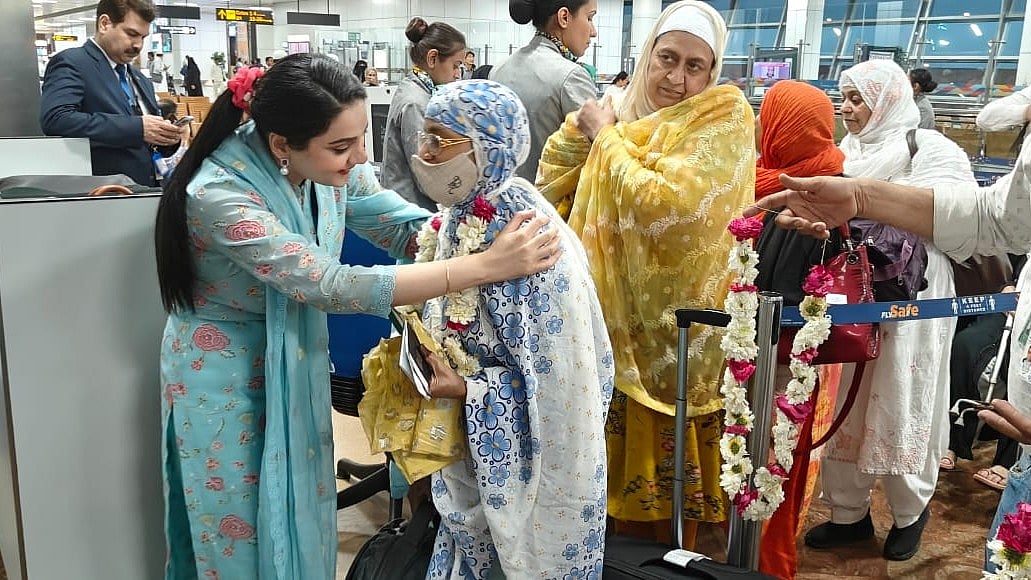 دہلی سے بغیر محرم خواتین عازمین حج مدینہ کے لیے روانہ، دہلی حج کمیٹی کی چیئرپرسن کوثر جہاں رہیں موجود