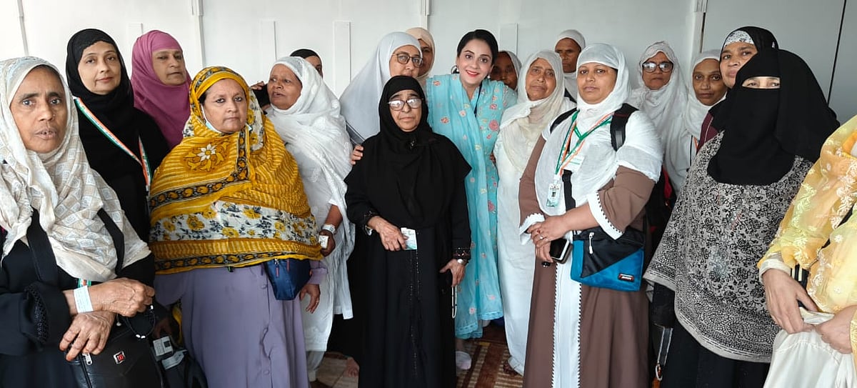 دہلی سے بغیر محرم خواتین عازمین حج مدینہ کے لیے روانہ، دہلی حج کمیٹی کی چیئرپرسن کوثر جہاں رہیں موجود