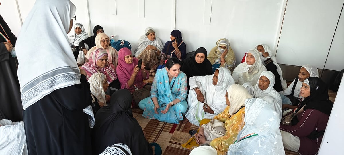دہلی سے بغیر محرم خواتین عازمین حج مدینہ کے لیے روانہ، دہلی حج کمیٹی کی چیئرپرسن کوثر جہاں رہیں موجود