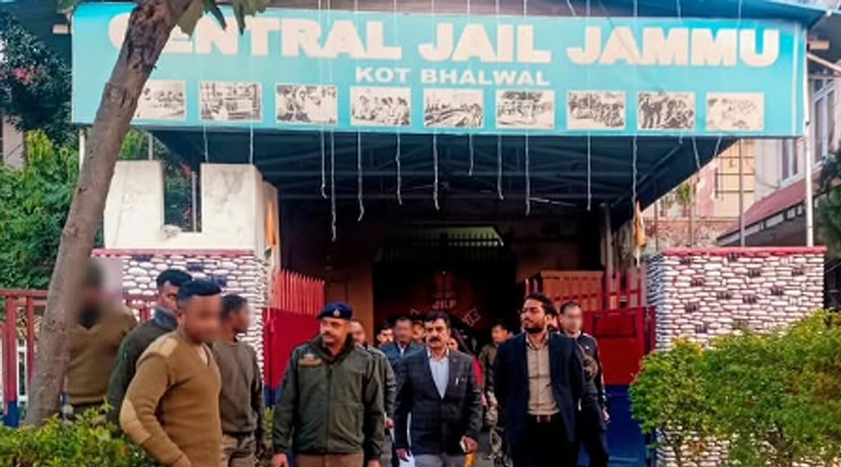 جموں و کشمیر کی جیلوں پر دہشت گردانہ حملے کا خطرہ، سیکوریٹی الرٹ، پونچھ میں ٹفن بم برآمد