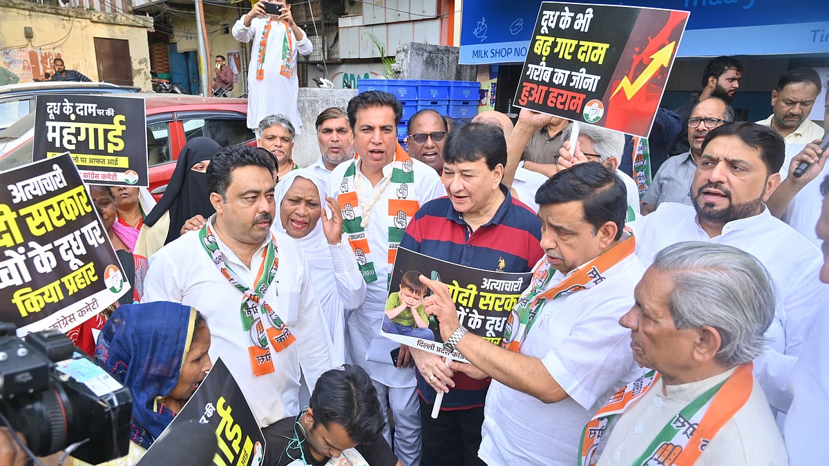 دیویندر یادو کی قیادت میں کانگریس نے دہلی کے تمام ’مدر ڈیری‘ پر دودھ کی قیمت میں 2 روپے اضافے کے خلاف زبردست احتجاج کیا