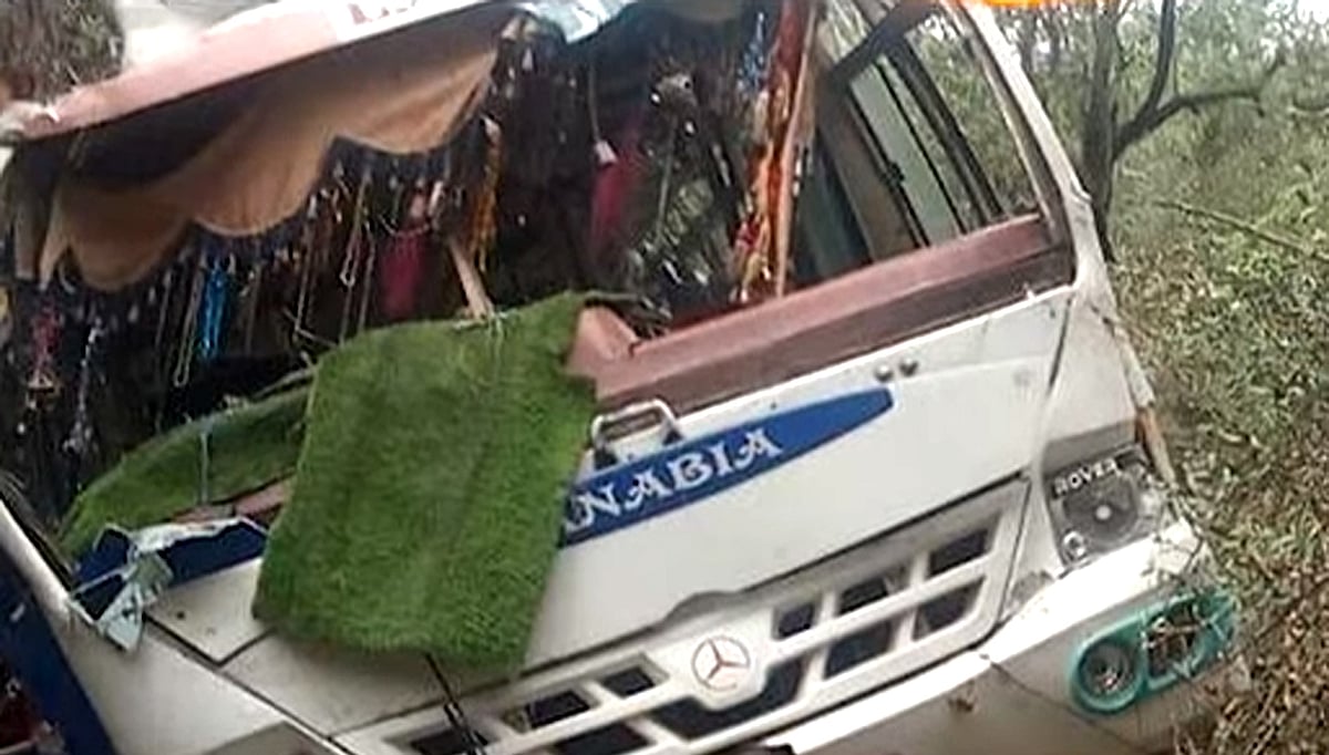جموں کشمیر کے پونچھ میں مسافر بس کھائی میں گری، 2 کی موت، 20 زخمی