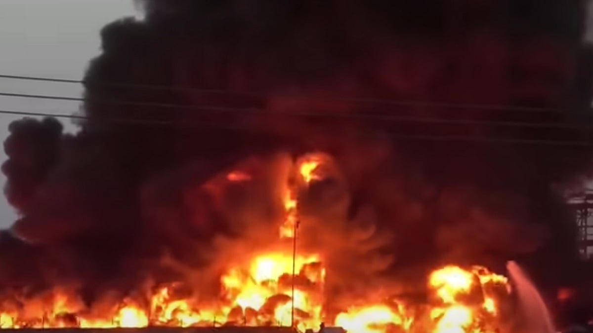 اسرائیل نے یمن میں شدید حملے کر کے بندرگاہوں کو کیا تباہ، حوثی رہنماؤں کو مارنے کی دی دھمکی