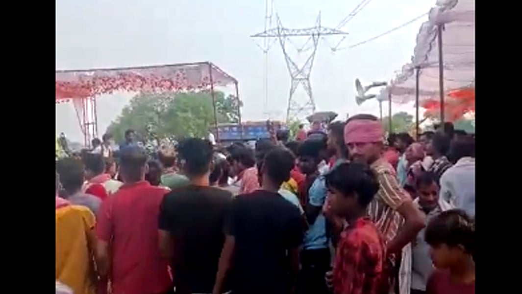غازی پور میں ہائی ٹینشن تار کی زد میں آنے سے کانسٹیبل سمیت 4 لوگوں کی موت، 3 شدید طور پر زخمی