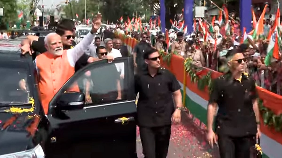 ودودرا میں مودی کا روڈ شو، کرنل صوفیہ کے کنبہ نے پھولوں سے کیا استقبال، داہود میں الیکٹرک انجنوں کو ہری جھنڈی