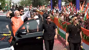 ودودرا میں مودی کا روڈ شو، کرنل صوفیہ کے کنبہ نے پھولوں سے کیا استقبال، داہود میں الیکٹرک انجنوں کو ہری جھنڈی
