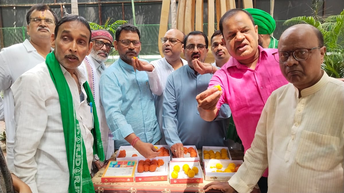 تیجسوی یادو کے بیٹے کی ولادت پر خوشی کی لہر، آر جے ڈی کارکنان نے بانٹی مٹھائیاں