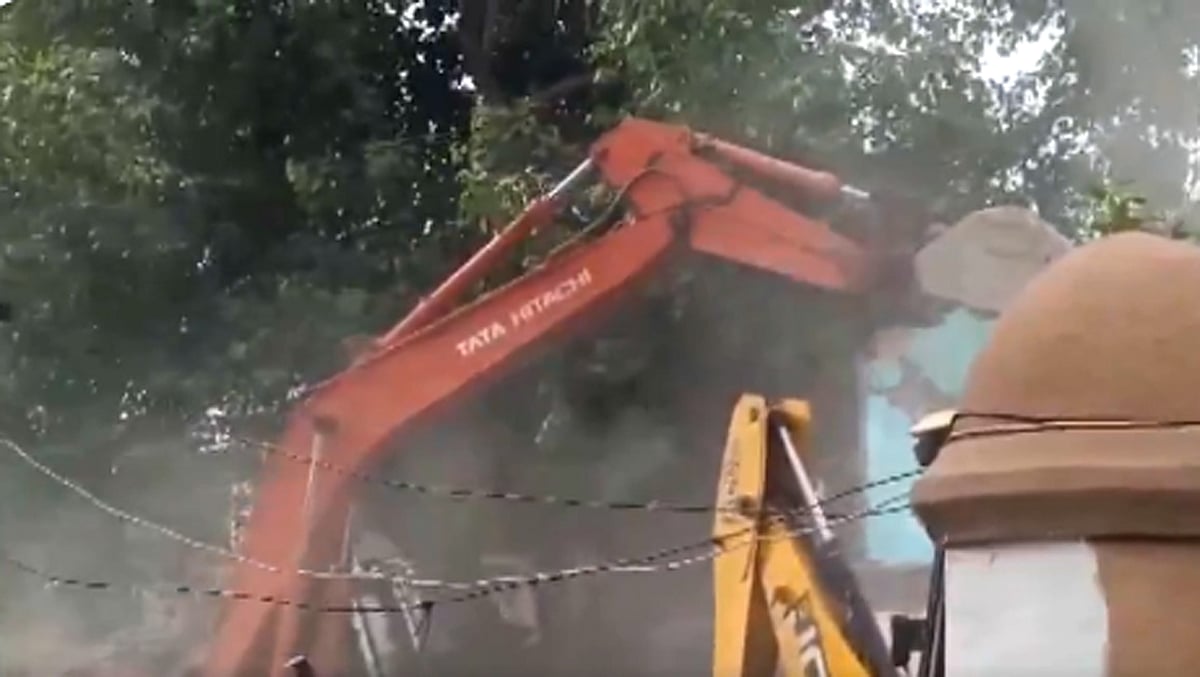 دہلی: جنگ پورہ کے مدراسی کیمپ میں بلڈوزر کارروائی شروع، علاقے سے 300 جھگیوں کو کیا جائے گا صاف
