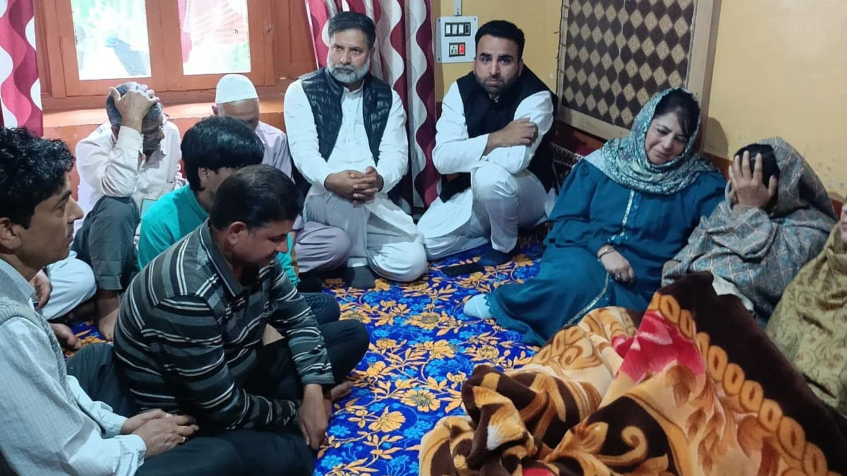 <div class="paragraphs"><p>ماکھن لال رینا کے انتقال پر تعزیت کا اظہار کرنے محبوبہ مفتی بھی پہنچیں، تصویر&nbsp;<a href="https://x.com/MehboobaMufti">@MehboobaMufti</a></p></div>