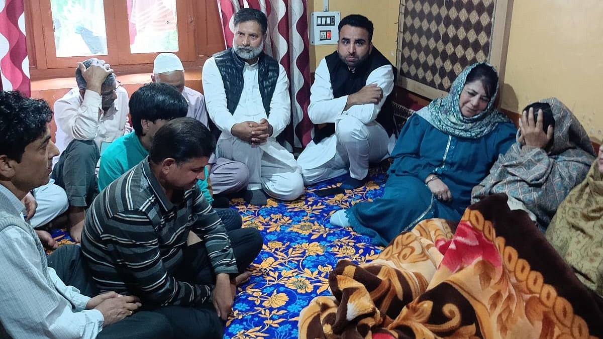 <div class="paragraphs"><p>ماکھن لال رینا کے انتقال پر تعزیت کا اظہار کرنے محبوبہ مفتی بھی پہنچیں، تصویر&nbsp;<a href="https://x.com/MehboobaMufti">@MehboobaMufti</a></p></div>