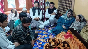 مسلمانوں نے پیش کی انسانیت کی مثال، پورے تزک و احتشام کے ساتھ ادا کی کشمیری پنڈتوں کی آخری رسومات