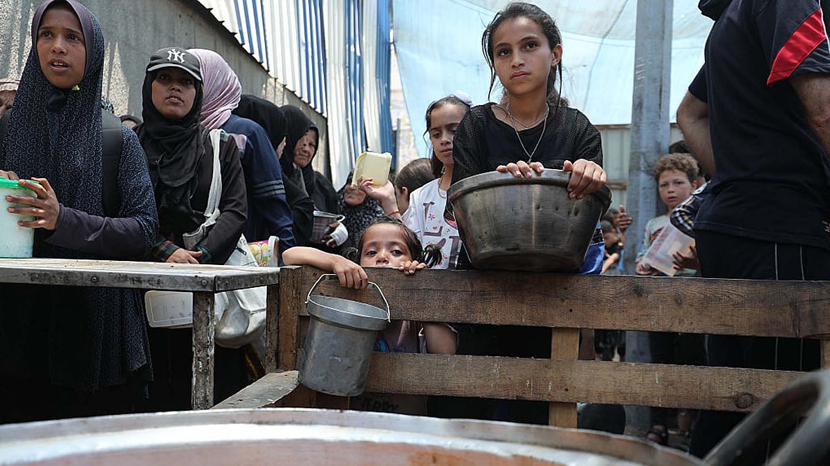 <div class="paragraphs"><p>غزہ میں&nbsp; امداد کے منتظر خواتین اور بچے / Getty Images</p></div>
