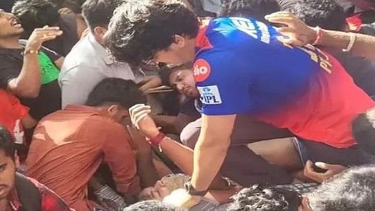 چناسوامی اسٹیڈیم کے باہر مچی بھگدڑ کے سبب جیت کی خوشی ماتم میں تبدیل، 11 کی موت اور 33 زخمی