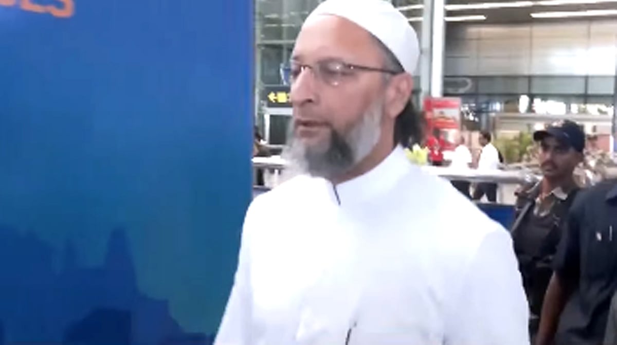 عالمی منچ پر پاکستان کو بے نقاب کرنے والے اویسی کا ملک واپسی پر شاندار استقبال، حمایت میں لگے پوسٹر