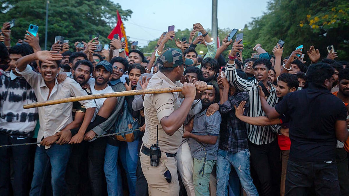 <div class="paragraphs"><p>بنگلورو میں آر سی بی کی وکٹری پریڈ سے قبل موجود لوگوں کا ہجوم / Getty Images</p></div>
