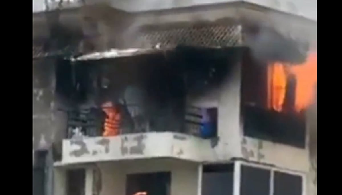 دہلی کے دوارکا میں ایک عمارت میں شدید آتشزدگی، جان بچانے کے لیے 7ویں منزل سے کود پڑے لوگ!