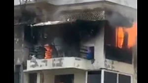 دہلی کے دوارکا میں ایک عمارت میں شدید آتشزدگی، جان بچانے کے لیے 7ویں منزل سے کود پڑے لوگ!