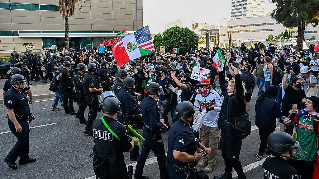 <div class="paragraphs"><p>لاس انیجلس میں مظاہرہ / Getty Images</p></div>