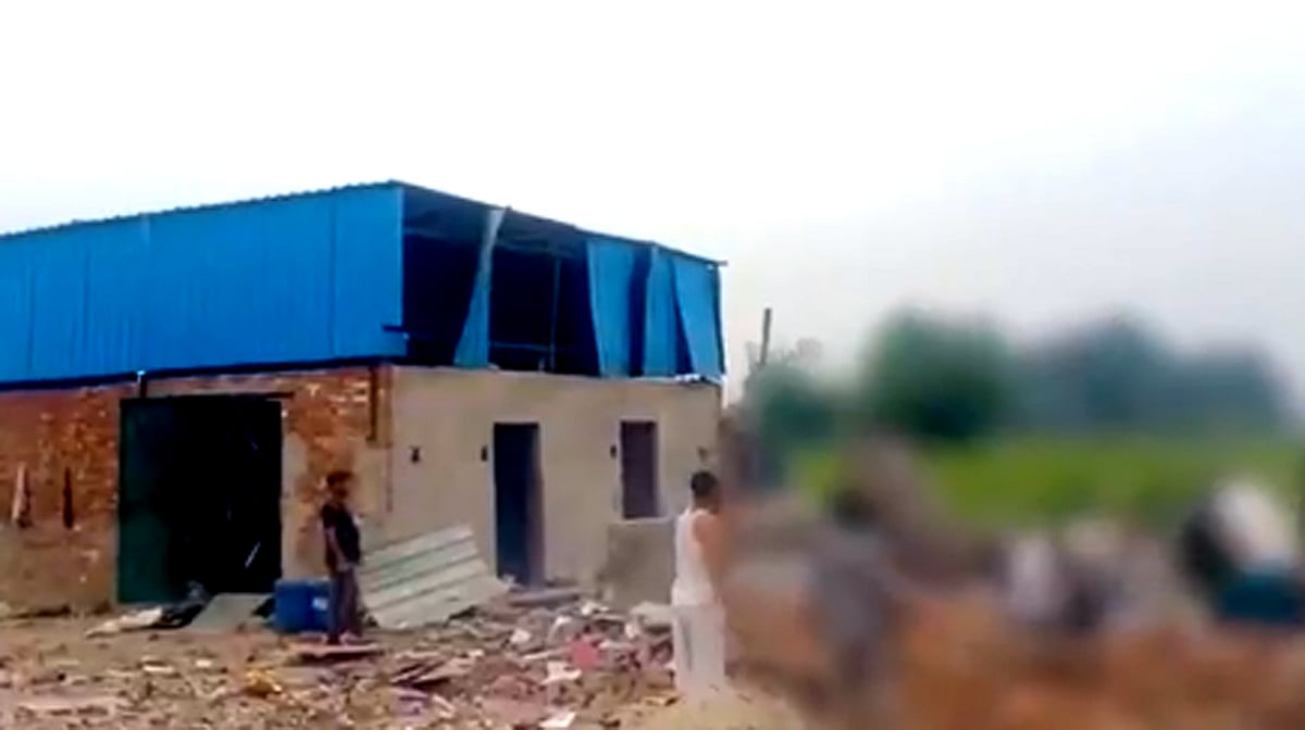 امروہا میں پٹاخہ فیکٹری میں شدید دھماکہ، 5 خاتون مزدوروں کی موت، درجن بھر افراد زخمی