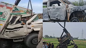 بلند شہر میں کار میں آگ لگنے سے زندہ جل کر 5 افراد کی موت، آگرہ میں پک اَپ نے راہگیروں کو کچلا، 4 کی موت