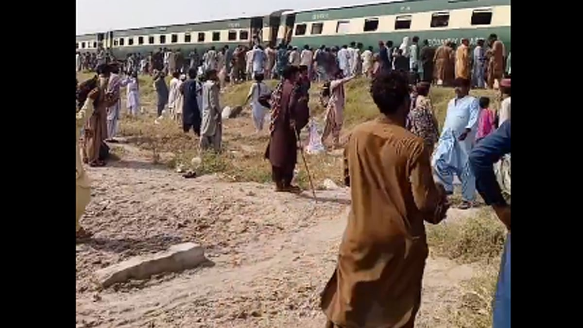 پاکستان: جیکب آباد ریلوے ٹریک پر بڑا دھماکہ، جعفر ایکسپریس کے 6 ڈبّے بے پٹری، 6 فٹ لمبی پٹریاں تباہ