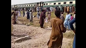 پاکستان: جیکب آباد ریلوے ٹریک پر بڑا دھماکہ، جعفر ایکسپریس کے 6 ڈبّے بے پٹری، 6 فٹ لمبی پٹریاں تباہ
