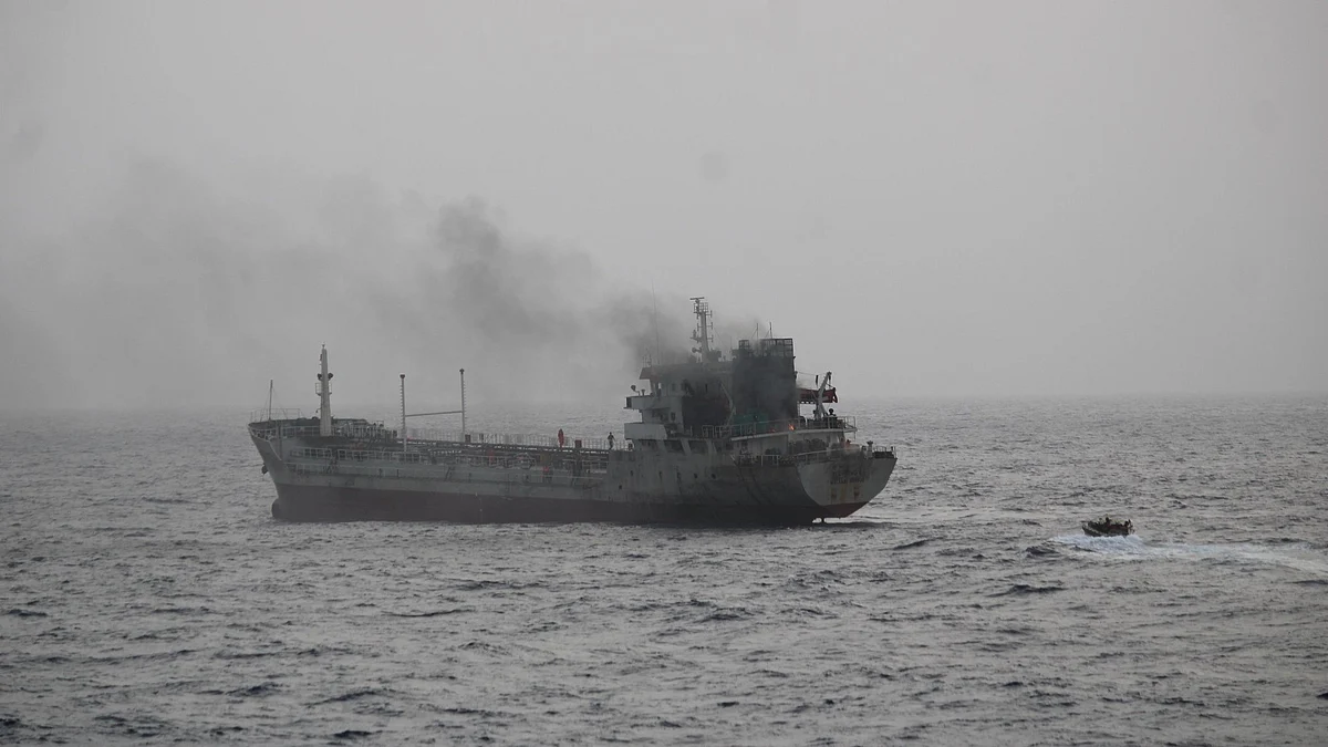 <div class="paragraphs"><p>سمندری جہاز میں لگی آگ کا منظر، تصویر&nbsp;<a href="https://x.com/indiannavy">@indiannavy</a></p></div>